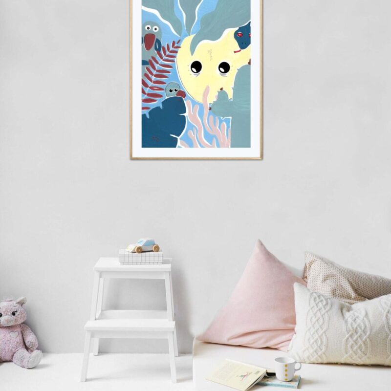 Tableau d'une tortue de mer "Eya et ses amis" DENADDA Affiche tortue de mer Eya dans un cadre, dessin d'une tortue avec ses amis, poster, décoration intérieur, tableau d'une illustration minimaliste de DENADDA.