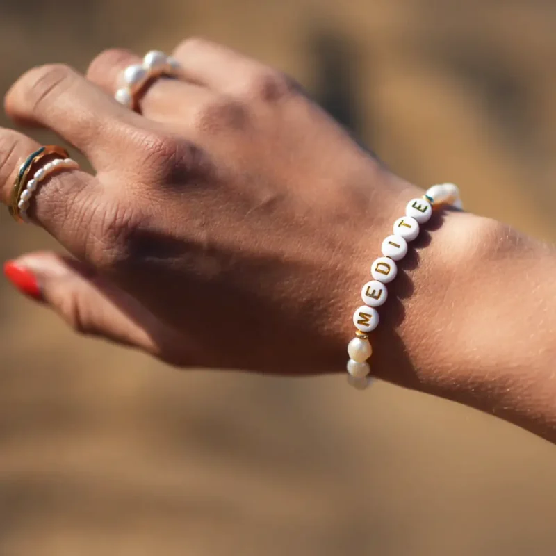 Bracelet à personnaliser - Love note Bracelet message personnalisé. Lettres et perles d'eau douce. Bijou fait main par DENADDA