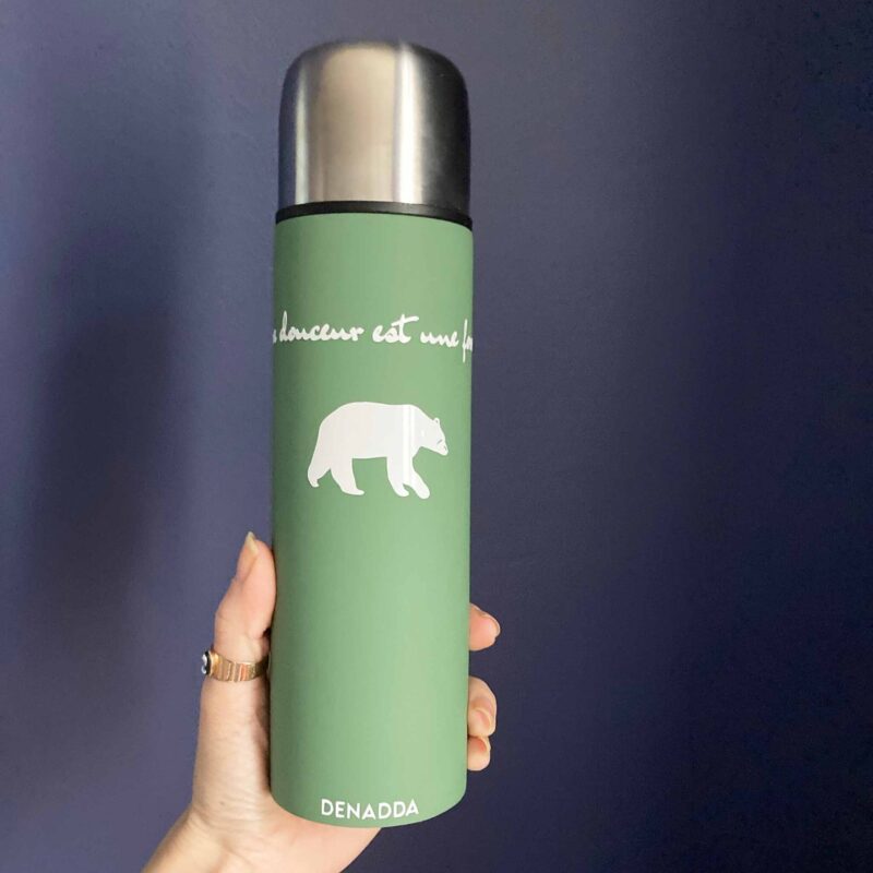 Thermos avec tasse intégrée - La souplesse est une force - L'ours KIKI soft touch Thermos isotherme à café ou thé. Gourde de randonnée qui gardera au froid votre boisson toute la journée. L'ours KIKI de DENADDA et son toucher doux soft touch