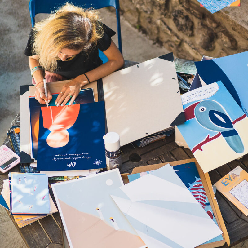 Elma signe des affiches à Montreuil Signature poster, affiches édition limitée à Montreuil. Dessin de Denadda