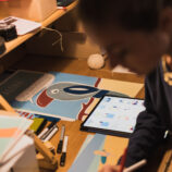 Elma dans son atelier d'artiste à Montreuil réalise des affiches en Édition limitée. Denadda