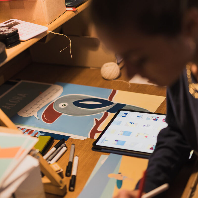 Elma dans son atelier à Montreuil Elma dans son atelier d'artiste à Montreuil réalise des affiches en Édition limitée. Denadda