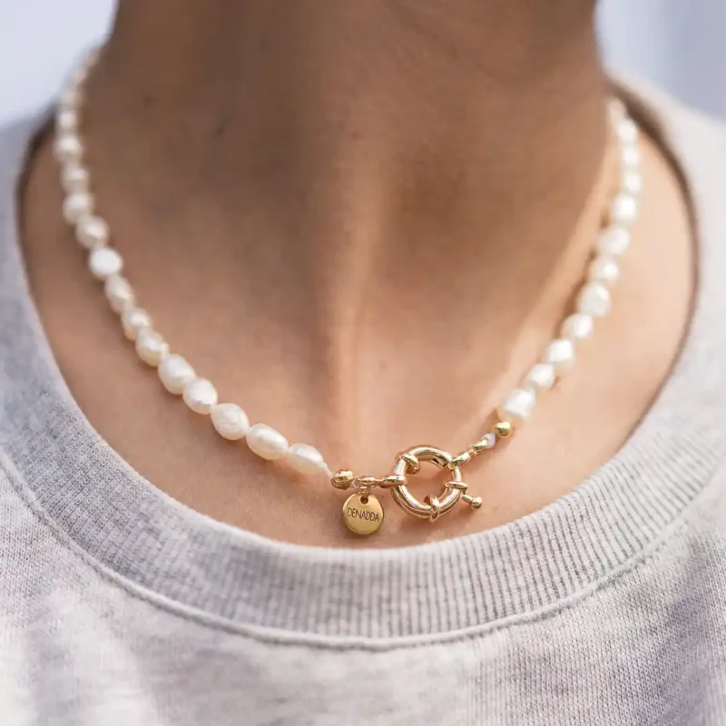 Collier en perles d'eau douce - Pure Collier perles d'eau douce blanche avec fermoir plaqué or. Bijou fait à la main par Elma de DENADDA.