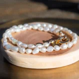 Collier perles de culture d'eau douce avec fermoir plaqué or. Bijou fait à la main par Elma de DENADDA