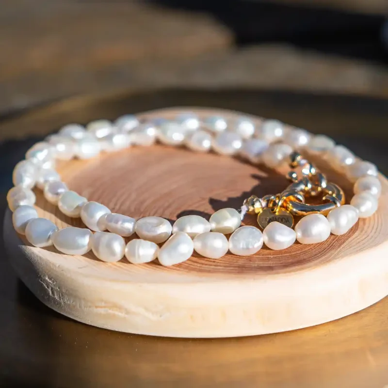 Collier en perles d'eau douce - Pure Collier perles de culture d'eau douce avec fermoir plaqué or. Bijou fait à la main par Elma de DENADDA