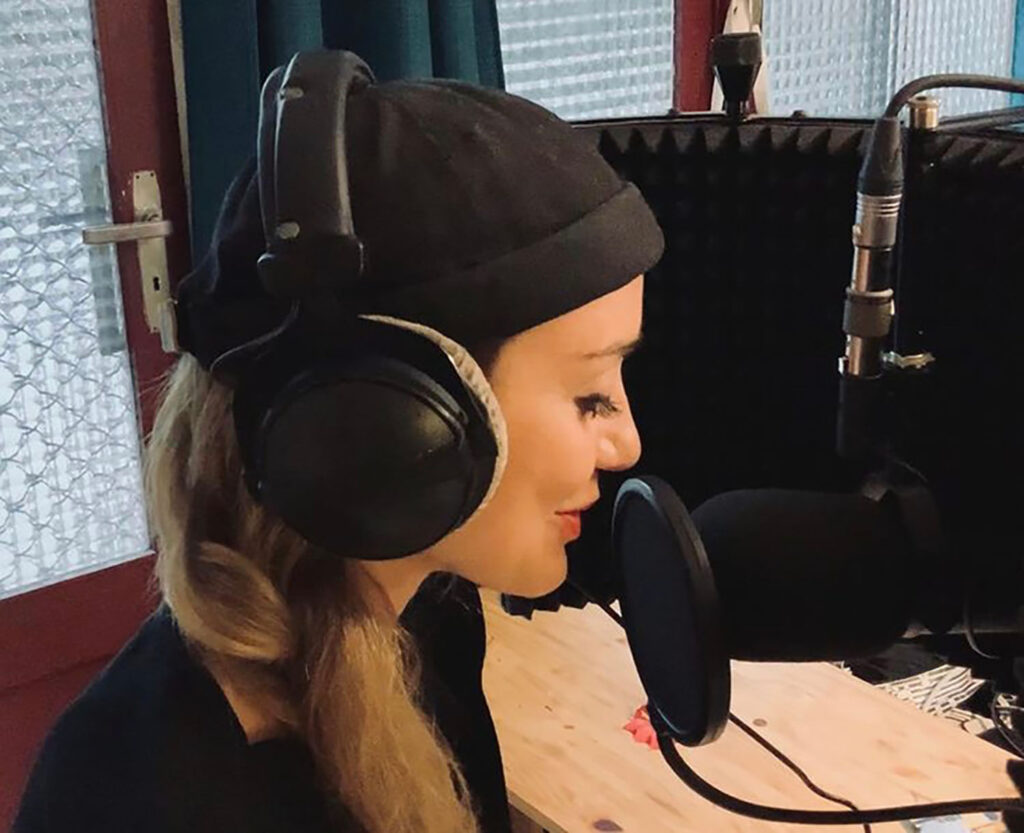 Elma, narratrice enregistre un conte philosophique au studio d'enregistrement de DENADDA.