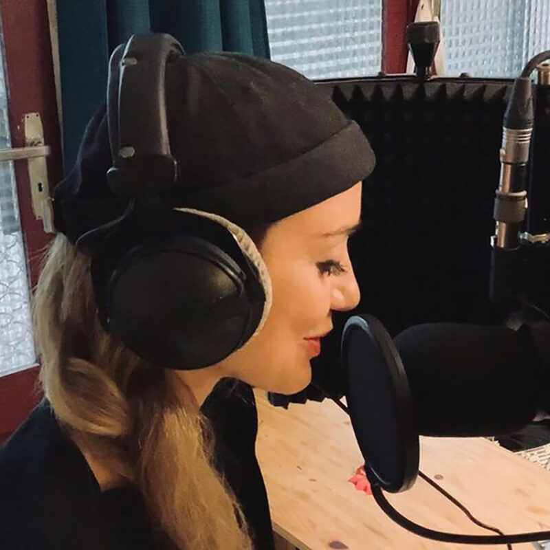 Elma conte une histoire de DENADDA Elma, narratrice enregistre un conte philosophique au studio d'enregistrement de DENADDA.