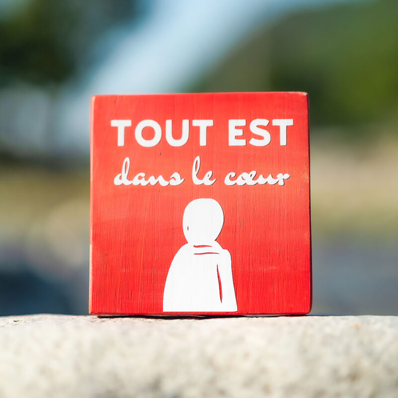 Pancarte en bois - Mémo - Tout est dans le coeur Pancarte en bois fait main couleur rouge décoration intérieur avec message tout est dans le coeur. Denadda