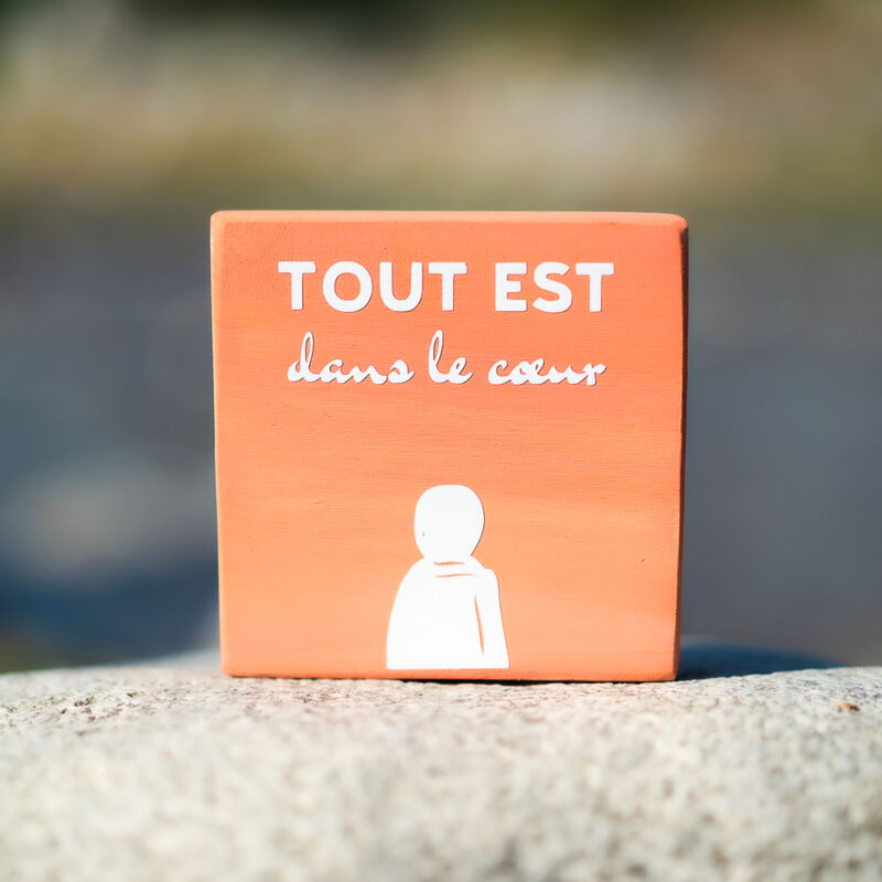 Pancarte en bois - Mémo - Tout est dans le coeur Pancarte en bois décoration intérieur, couleur orange, fait main avec message tout est dans le coeur. Denadda
