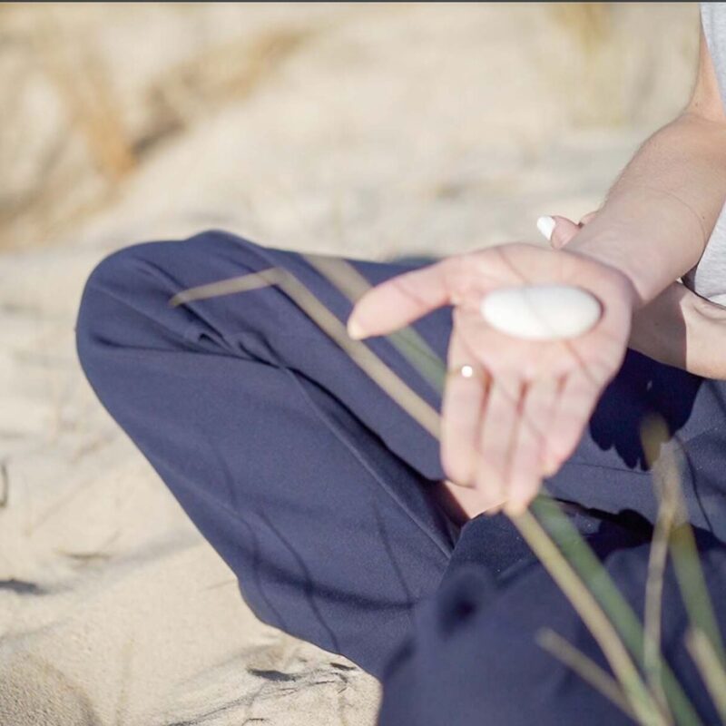 Porte bonheur EYA - Tome I Porte bonheur EYA, une pierre unique pure et naturelle de l'océan atlantique pour pratiquer la méditation de ce coffret zen. DENADDA