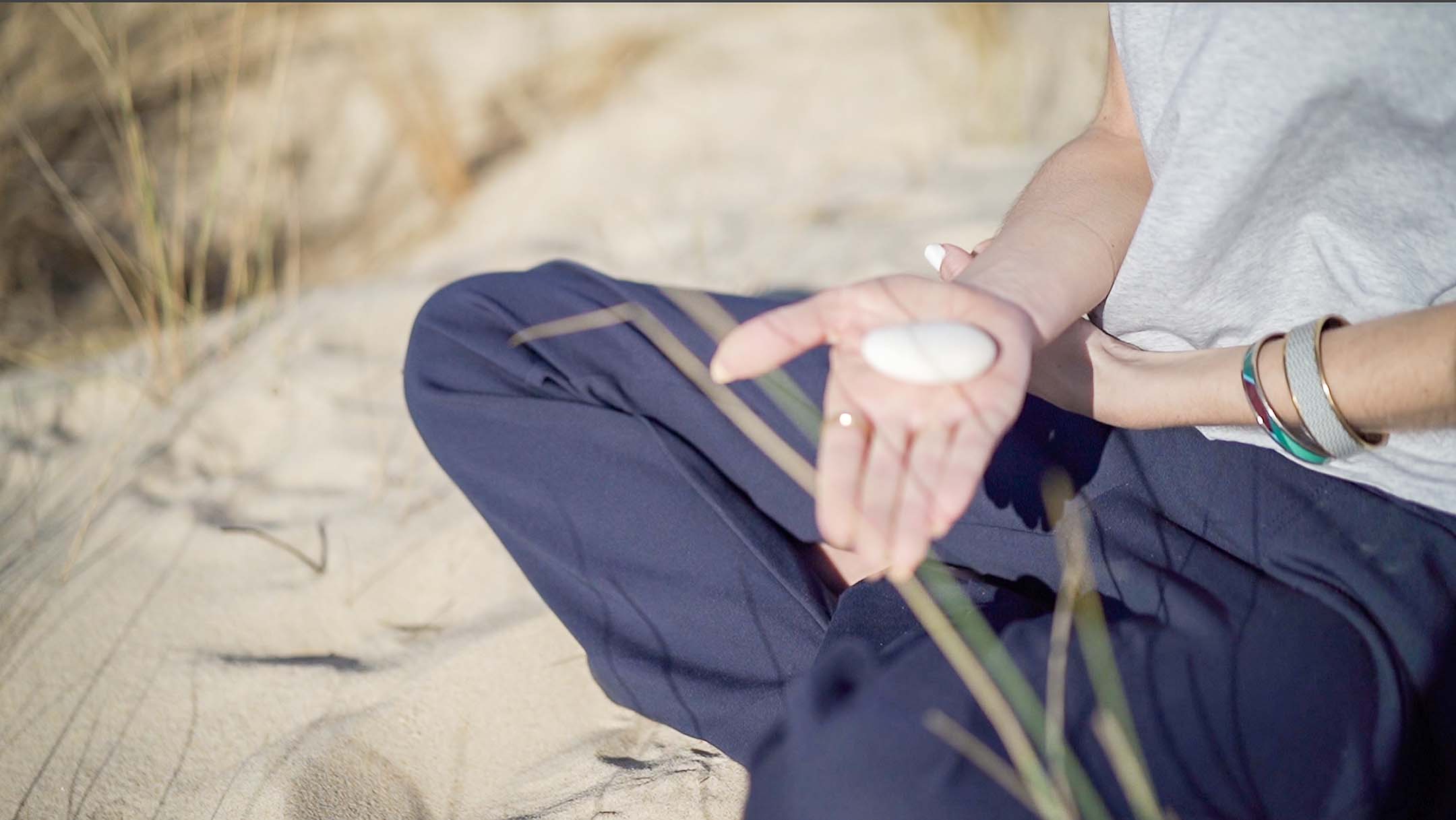 Porte bonheur EYA, une pierre unique pure et naturelle de l'océan atlantique pour pratiquer la méditation de ce coffret zen. DENADDA