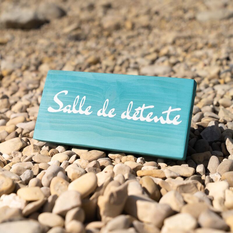 Pancarte en bois bleu ciel - Salle de détente - DENADDA Décoration salle d'attente zen pancarte bois bleu ciel avec texte salle de détente. Création artisanale par DENADDA.