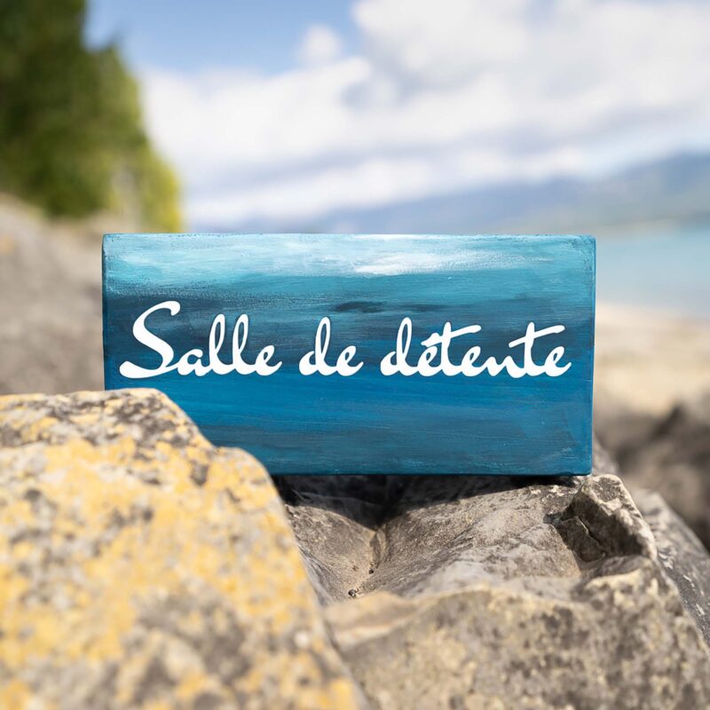 Pancarte en bois bleu nuit - Salle de détente - DENADDA Décoration salle d'attente ou cabinet de sophrologie pancarte en bois bleu nuit avec texte salle de détente. Création artisanale par DENADDA.