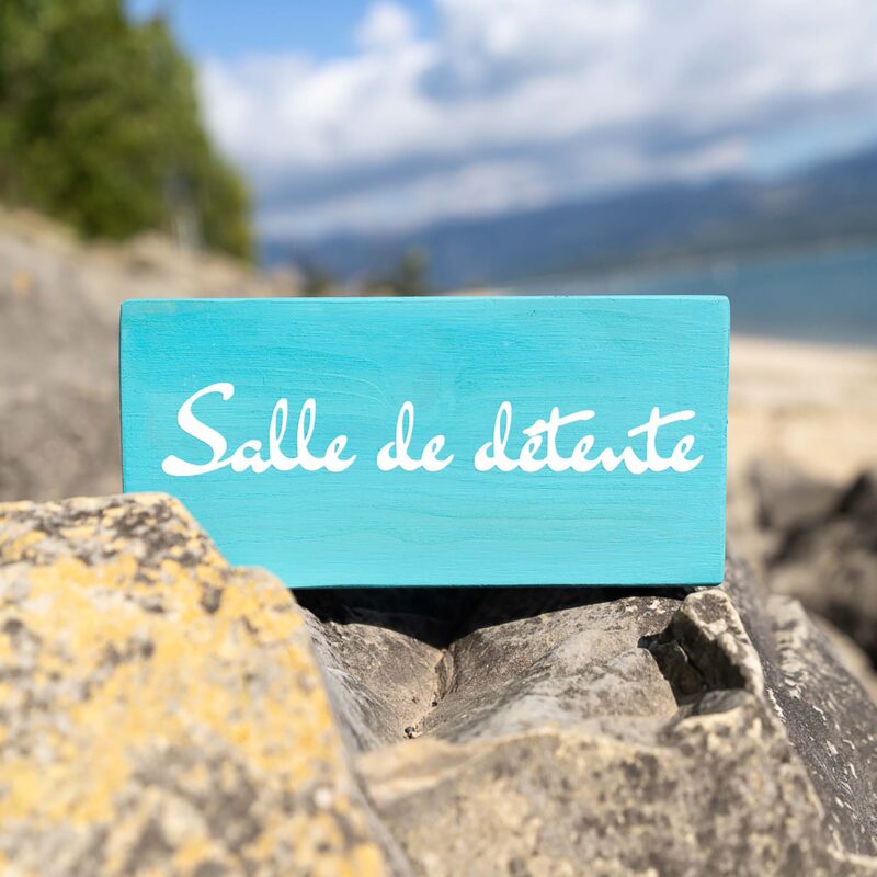 Pancarte en bois bleu ciel - Salle de détente - DENADDA Décoration salle d'attente ou cabinet de sophrologie pancarte en bois bleu ciel avec texte salle de détente. Création artisanale par DENADDA.