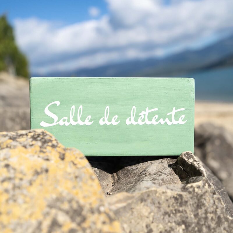 Pancarte en bois vert - Salle de détente - DENADDA Décoration cabinet de sophrologie pancarte en bois vert avec texte salle de détente. Création artisanale par DENADDA.