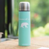 Gourde verte isotherme pour le café ou le thé. Une bouteille qui garde au chaud votre boisson préférée. La douceur est une force avec l'ours KIKI de DENADDA