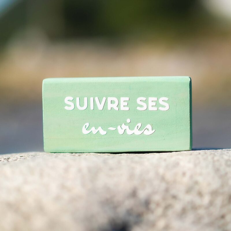 Pancarte bois - Mémo - Suivre ses en-vies Petite pancarte bois décoration intérieure couleur vert avec message suivre ses envies. Fait main par DENADDA.