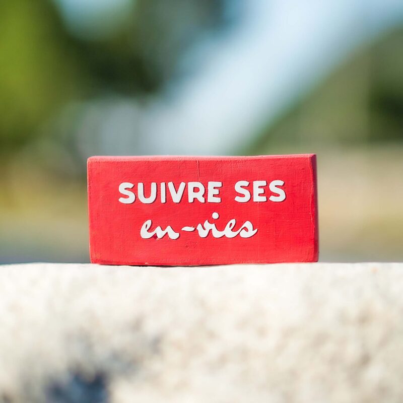 Pancarte bois - Mémo - Suivre ses en-vies Pancarte bois décoration murale couleur rouge avec message suivre ses en-vies. Fait main par DENADDA.