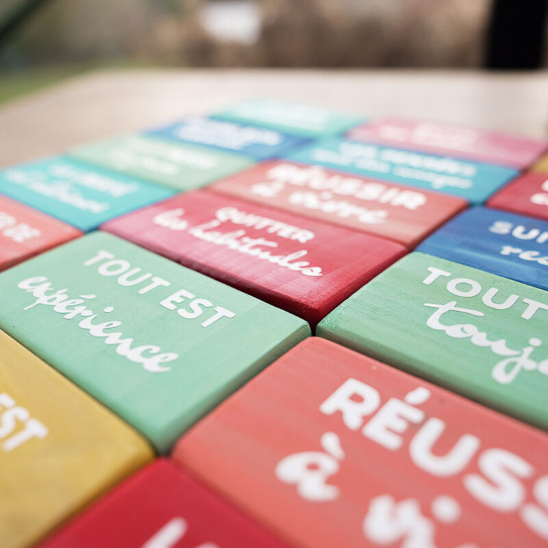 Pancarte en bois avec message zen inspiré de la sophrologie - Mémo DENADDA Pancarte bois message zen de différentes couleurs. Inspirations d'une sophrologue professionnelle. Fait main par DENADDA