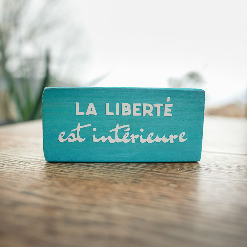 Pancarte en bois avec message zen - La liberté est intérieure - Mémo DENADDA Pancarte bois message zen couleur bleu ciel. Phrase d'une sophrologue professionnelle. La liberté est intérieure. Fait main par DENADDA