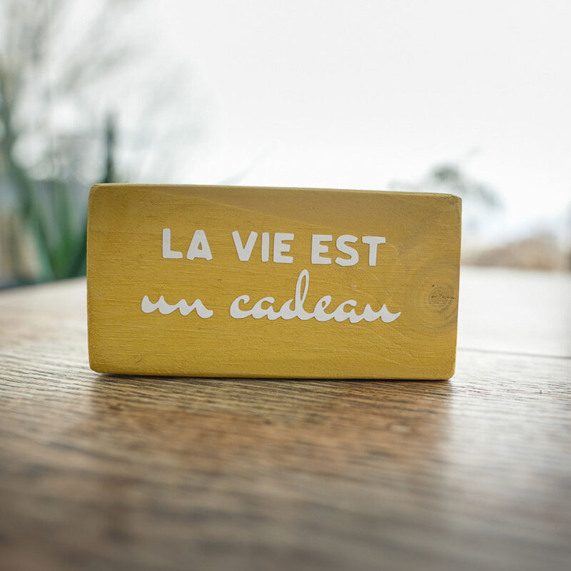 Pancarte en bois avec message zen - La vie est un cadeau - Mémo DENADDA Pancarte bois message zen couleur jaune. Aphorismes d'une sophrologue professionnelle. La vie est un cadeau. Fait main par DENADDA