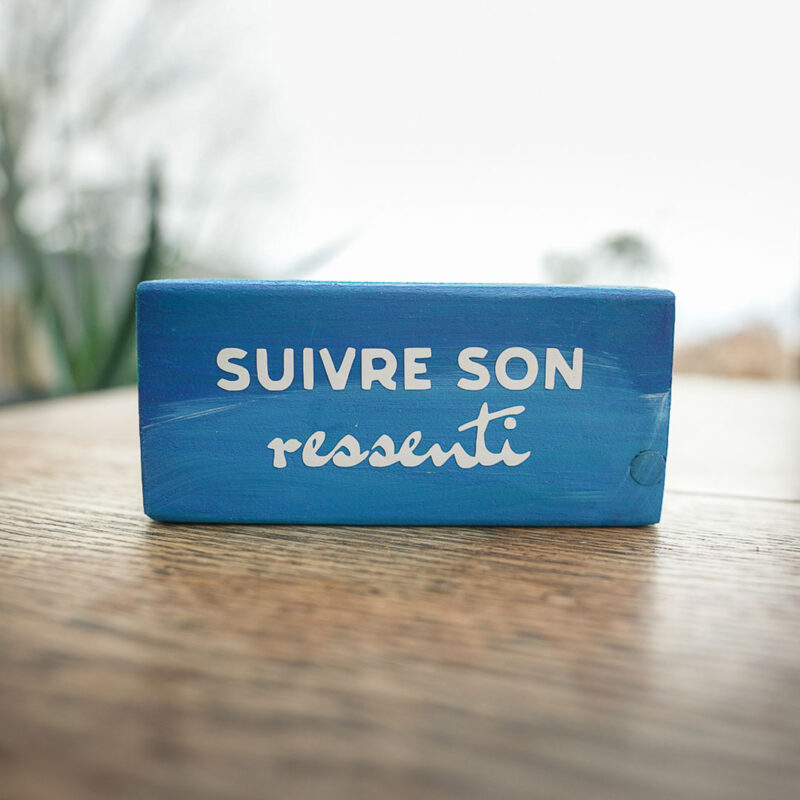 Pancarte en bois avec message zen - Suivre son ressenti - Mémo DENADDA Pancarte bois message zen couleur bleu. Les mots de Marie-claire Bouthors sophrologue professionnelle. Suivre son ressenti. Fait main par DENADDA