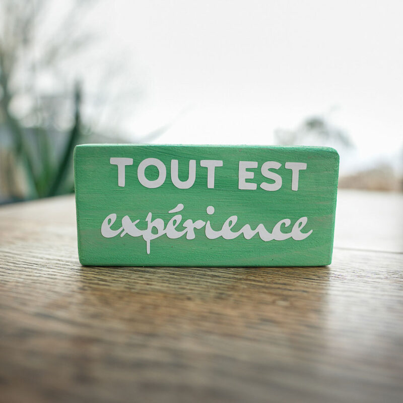 Pancarte en bois avec message zen - Tout est expérience - Mémo DENADDA Pancarte bois message zen couleur vert. Écrit par une sophrologue professionnelle. Tout est expérience. Fait main par DENADDA