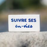 Pancarte décorative en bois couleur blanc avec texte suivre ses en-vies. Fait main par DENADDA.
