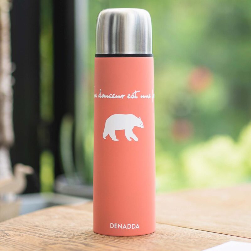 Thermos avec tasse intégrée - La souplesse est une force - L'ours KIKI soft touch Thermos avec bouton poussoir, gourde à thé soft touch de 500ml. La douceur est une force avec l'ours KIKI de DENADDA