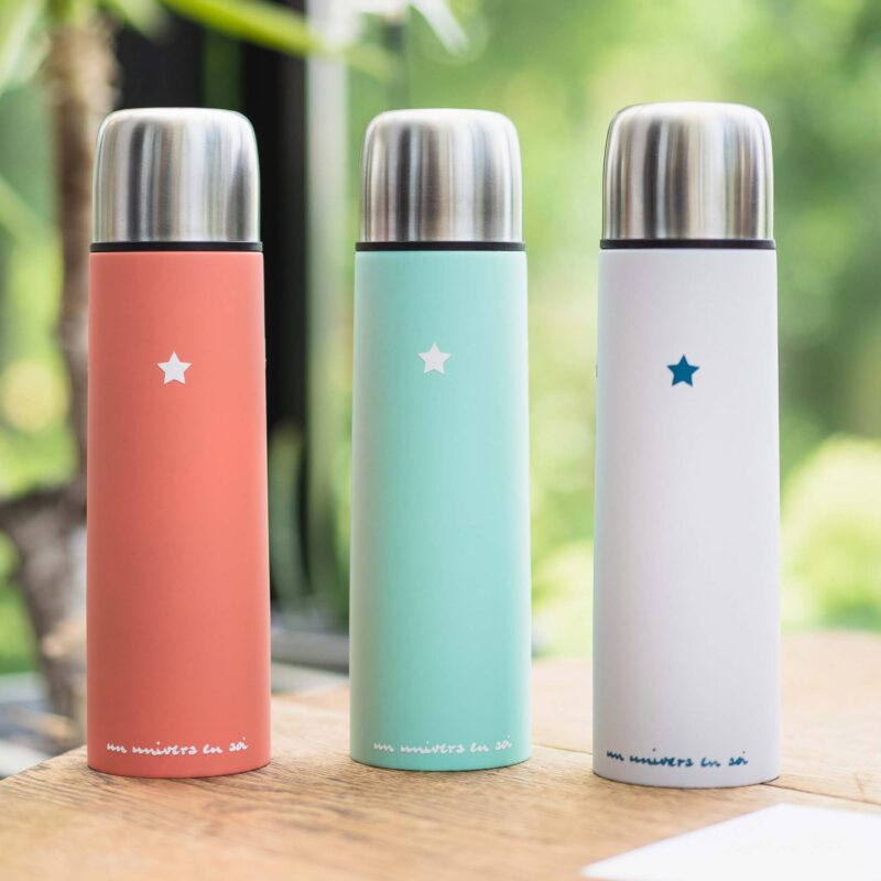 Thermos avec tasse intégrée - La souplesse est une force - L'ours KIKI soft touch Thermos avec tasse intégrée. Gourde de randonnée pour vos activités. Différentes couleurs : orange, vert, blanc. Un univers en soi avec l'ours KIKI de DENADDA