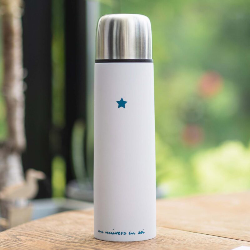 Thermos avec tasse intégrée - La souplesse est une force - L'ours KIKI soft touch Gourde à thé pour boisson chaude ou fraîche. Ce thermos garde chaud le café. Couleur blanc, 500ml. DENADDA un univers en soi