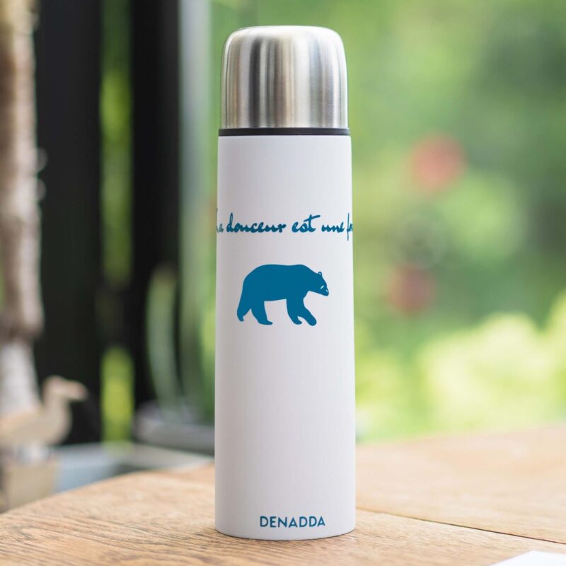 Thermos avec tasse intégrée - La souplesse est une force - L'ours KIKI soft touch Thermos café de qualité de couleur blanc, une gourde pour le thé avec l'ours KIKI de DENADDA. Revêtement soft touch pour un toucher doux
