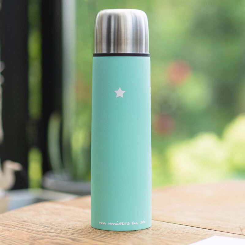 Thermos avec tasse intégrée - La souplesse est une force - L'ours KIKI soft touch Thermos café isotherme ou pour le thé. Une bouteille qui garde au chaud ou au froid votre boisson toute la journée. Gourde verte KIKI de DENADDA