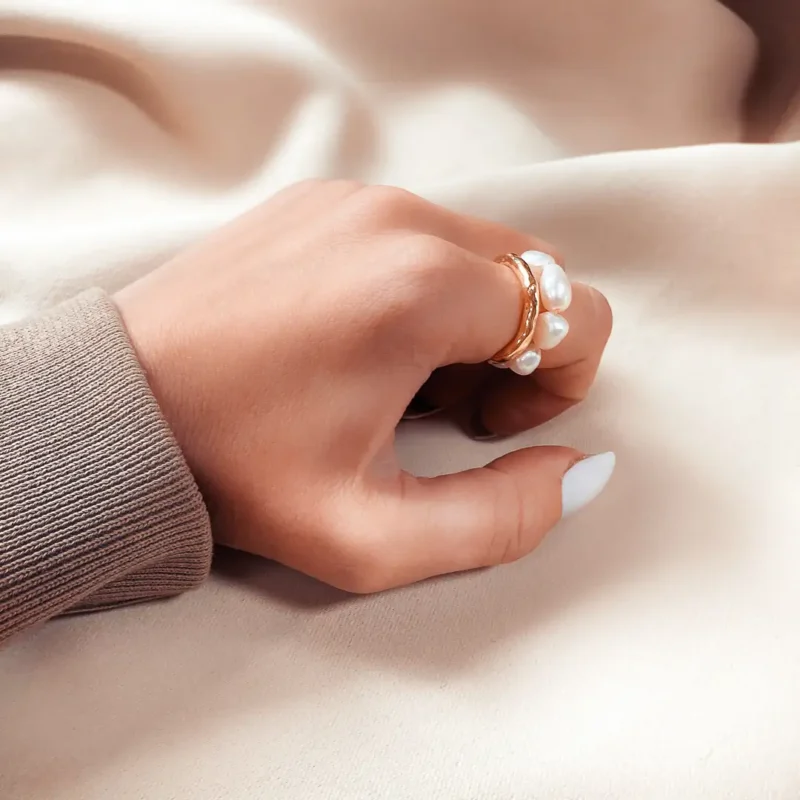 Bague en perles d'eau douce - Alma Bague en perles d'eau douce élastique. Bijou DENADDA