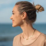 Boucle d'oreille mini créole perle d'eau douce. Alina un bijou pour femme élégant fait main par DENADDA.