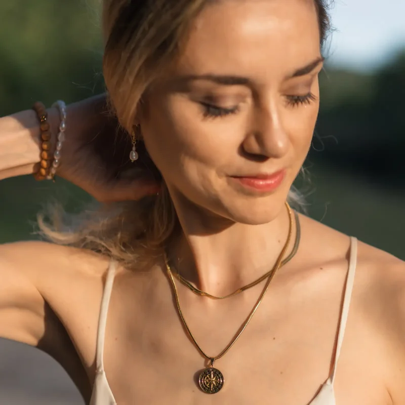 Boucle d'oreille perle d'eau douce- Aria Boucle d'oreille perle d'eau douce portée par une femme avec d'autre bijoux DENADDA.