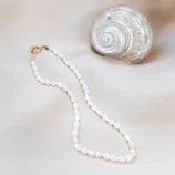 Collier perles d'eau douce blanches avec fermoir plaqué or. Bijou fait main par DENADDA
