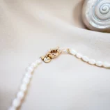 Collier perles d'eau douce avec fermoir plaqué or. Bijou hand made DENADDA