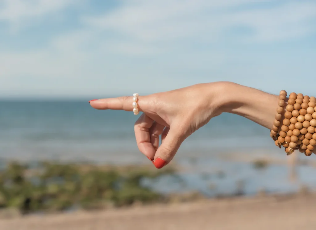 L'histoire de ce bijou raconté par Elma Elma raconte l'histoire du bijou Alma, une bague en perles d'eau douce pour les femmes. Un bijou fait main par DENADDA.