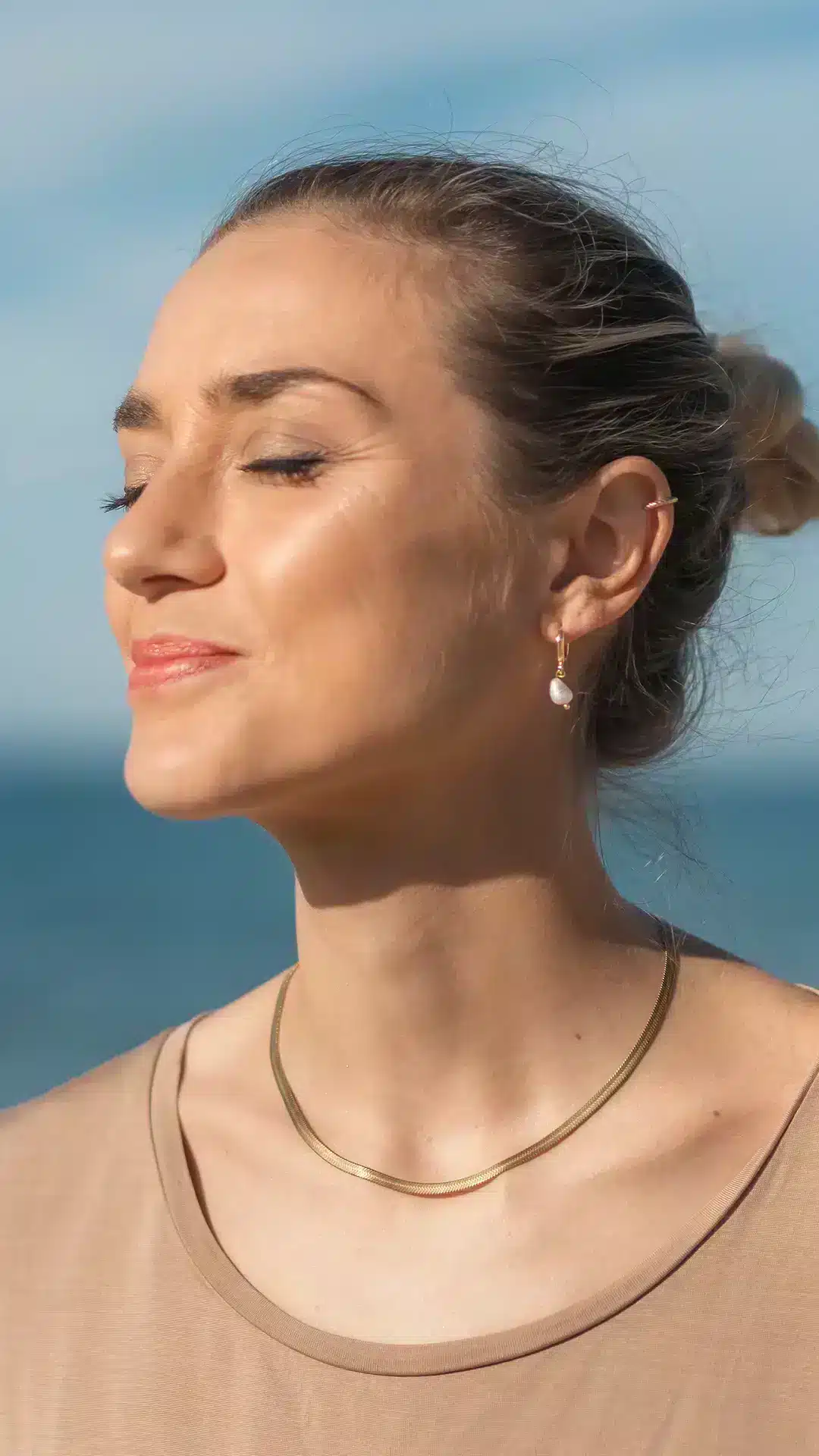 Elma raconte l'histoire du bijou Alina, une paire de boucles d'oreilles mini créoles en perles d'eau douce pour les femmes. Un bijou fait main par DENADDA.