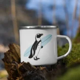 Mug en émail blanc avec pingouin surf. Collection DENADDA