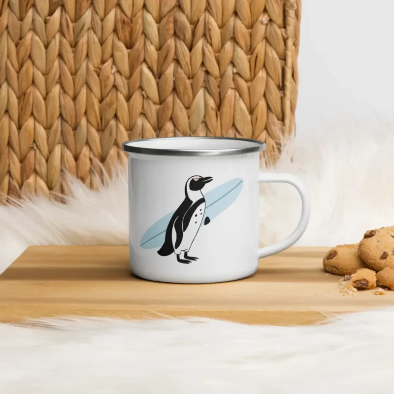 Mug en émail avec pingouin surf. Collection DENADDA