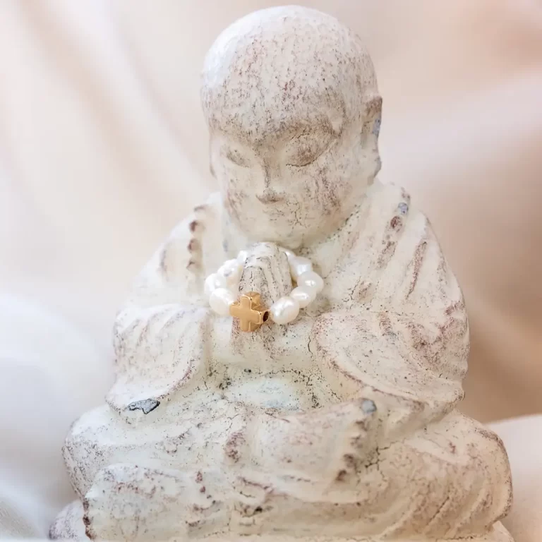Vertus des perles d'eau douce Vertus des perles d'eau douce apportent des avantages spirituels et physiques. Image d'un bouddha et de la bague en perle d'eau douce de DENADDA.