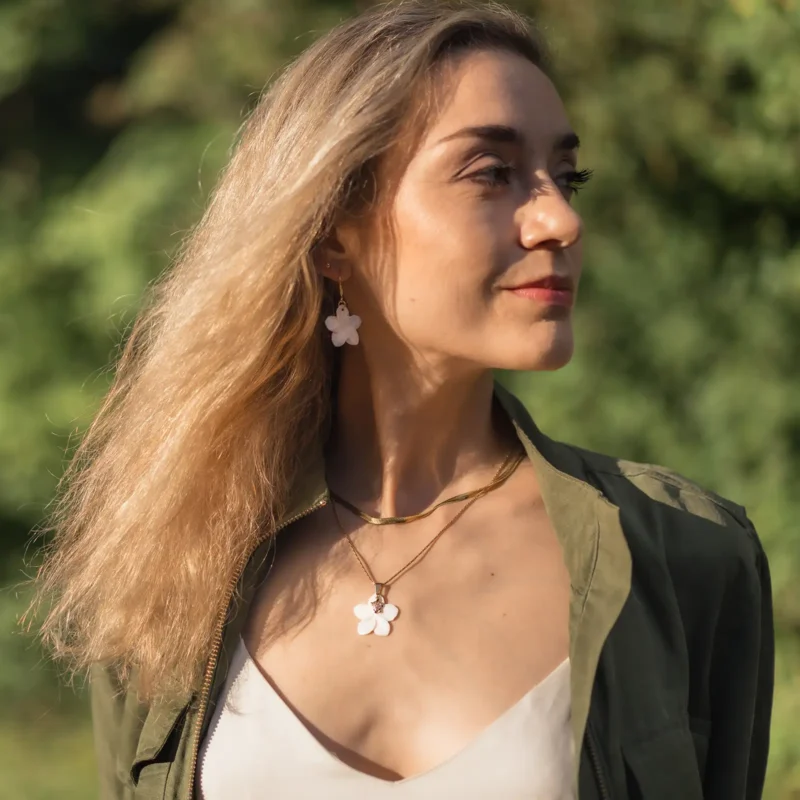 Boucle d'oreille - Fleur de Nacre Boucle d'oreille fleur de nacre. Bijou pour femme fait à la main par DENADDA.