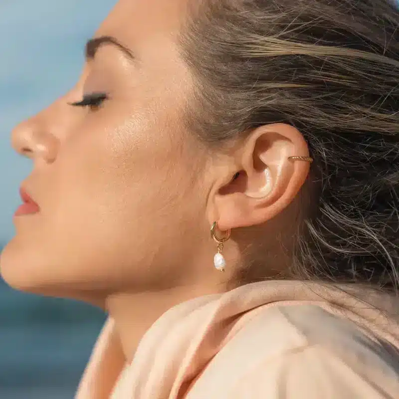 Boucle d'oreille mini créole perle d'eau douce- Alina Jolie boucle d'oreille mini créole en perle d'eau douce. Alina est un bijou fait main de la collection Pure de DENADDA.