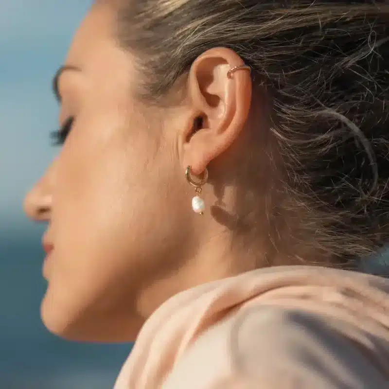 Boucle d'oreille mini créole perle d'eau douce- Alina Boucle d'oreille mini créole perle d'eau douce. Alina un bijou pour femmes. Création artisanale fait à la main par DENADDA.