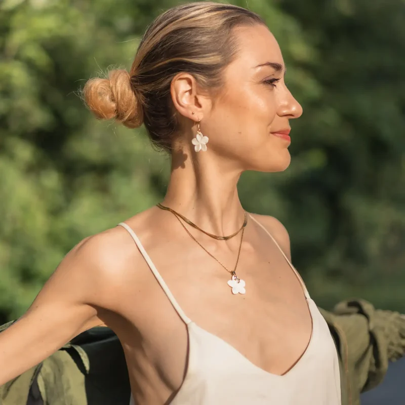 Boucle d'oreille - Fleur de Nacre Boucle d'oreille nacre en forme de fleur. Bijou pour femme fait à la main par DENADDA.