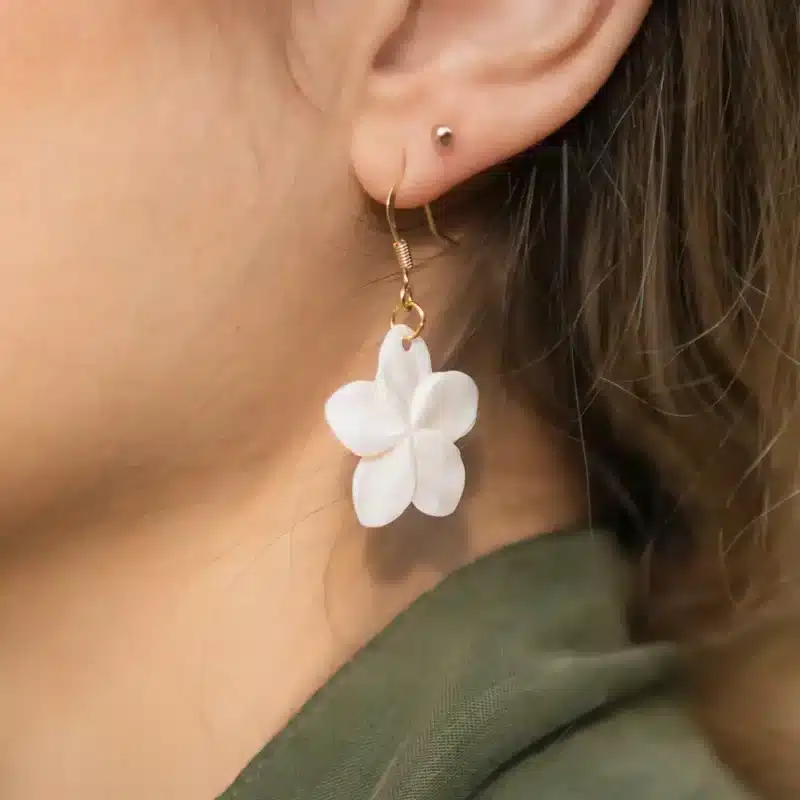 Boucle d'oreille - Fleur de Nacre Boucle d'oreille nacre et or en forme de fleur. Bijou pour femme fait à la main par DENADDA.