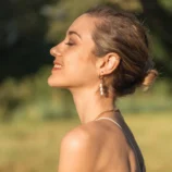 Boucle d'oreille pendante en perles d'eau douce. Un bijou fait main pour les femmes. Collection Pure de DENADDA.