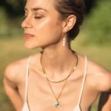 Boucle d'oreille pendante, 3 perles d'eau douce. Bijou pour femme. Fait à la main par DENADDA.